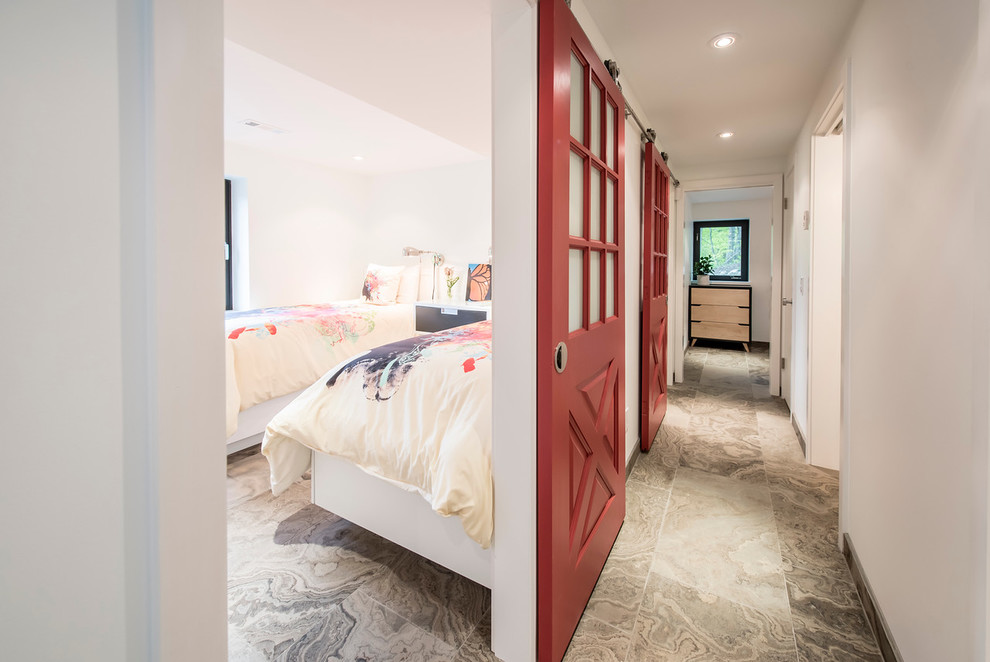 トロントにある小さなコンテンポラリースタイルのおしゃれな客用寝室 (白い壁)