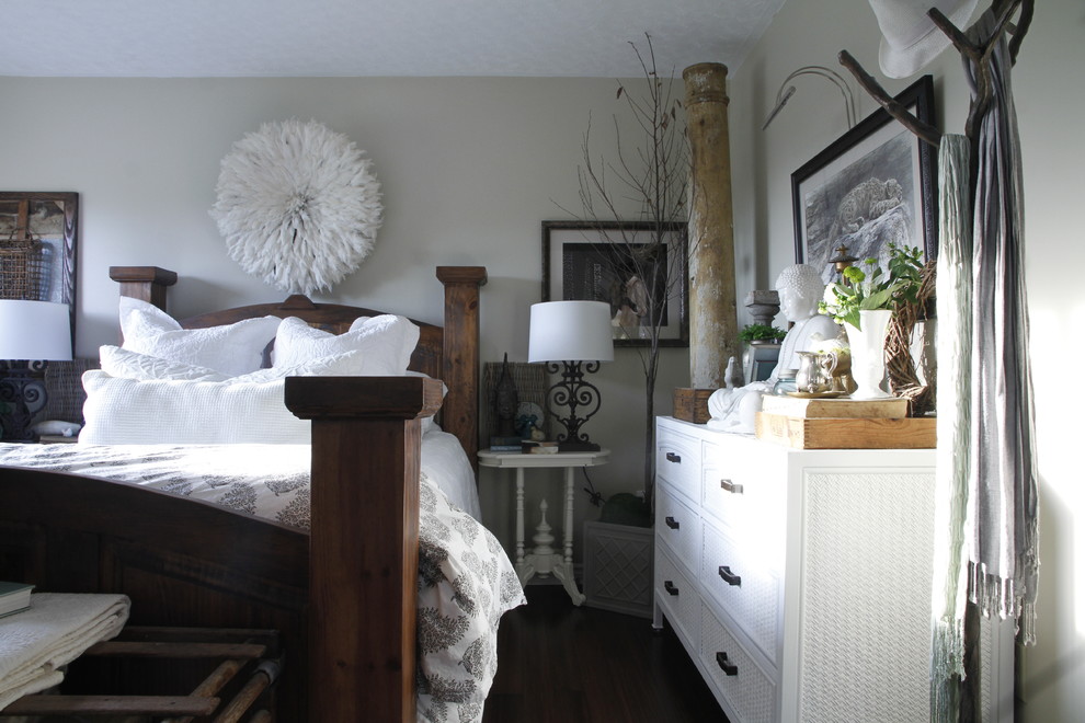 На фото: спальня в стиле фьюжн с серыми стенами