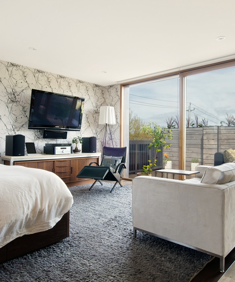 На фото: спальня в стиле неоклассика (современная классика) с разноцветными стенами и телевизором