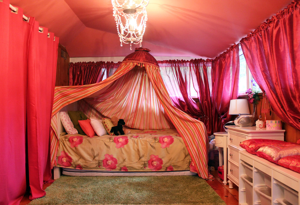 Immagine di una camera da letto contemporanea con pareti rosa