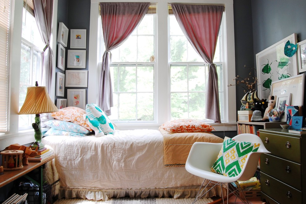 Свежая идея для дизайна: спальня в стиле фьюжн с серыми стенами - отличное фото интерьера
