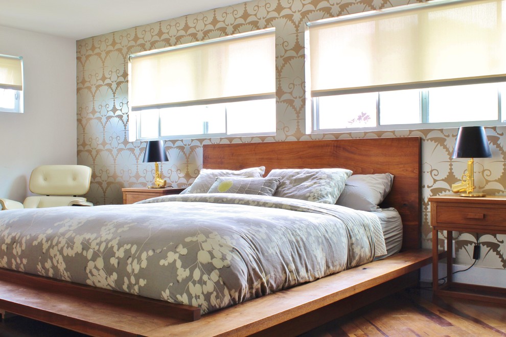 Idéer för retro sovrum, med mellanmörkt trägolv
