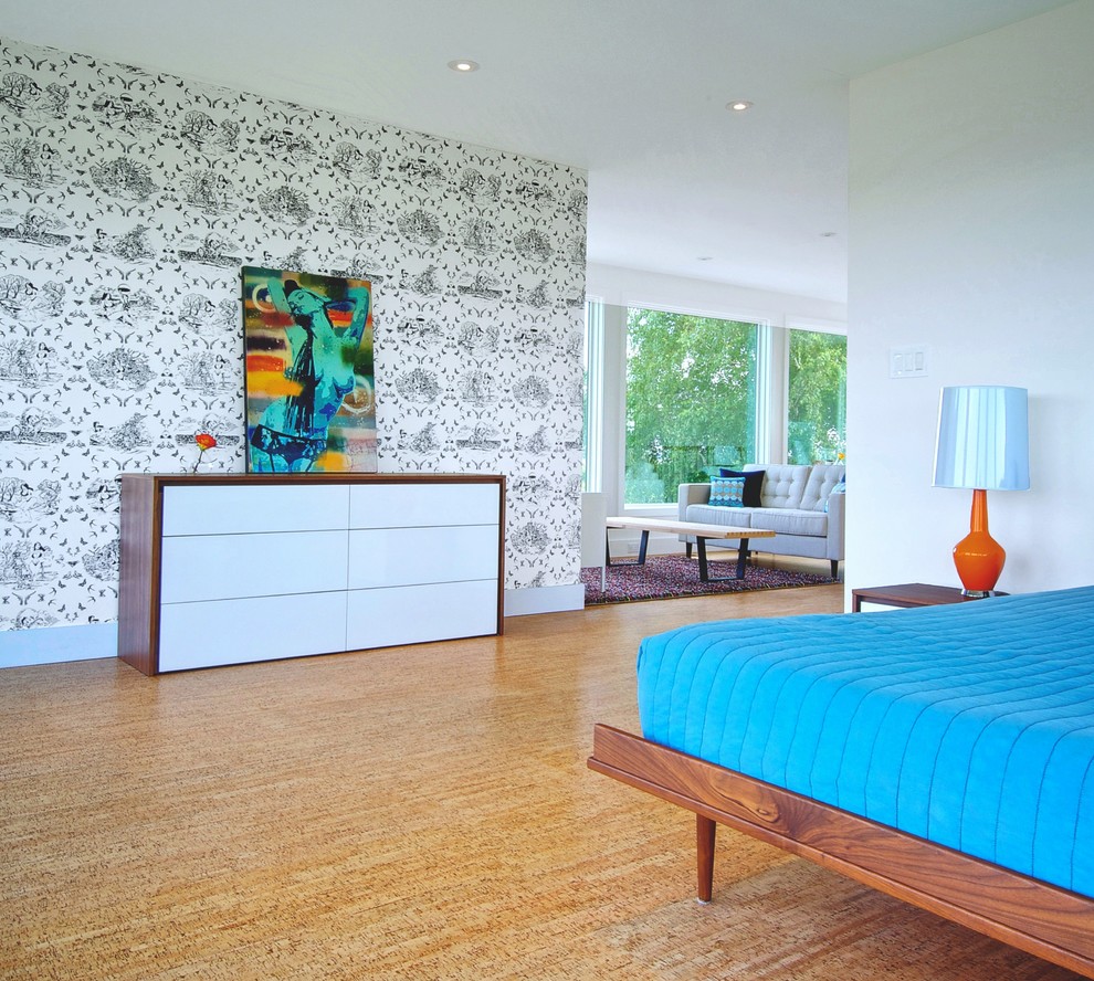 トロントにあるコンテンポラリースタイルのおしゃれな寝室 (マルチカラーの壁、コルクフローリング)