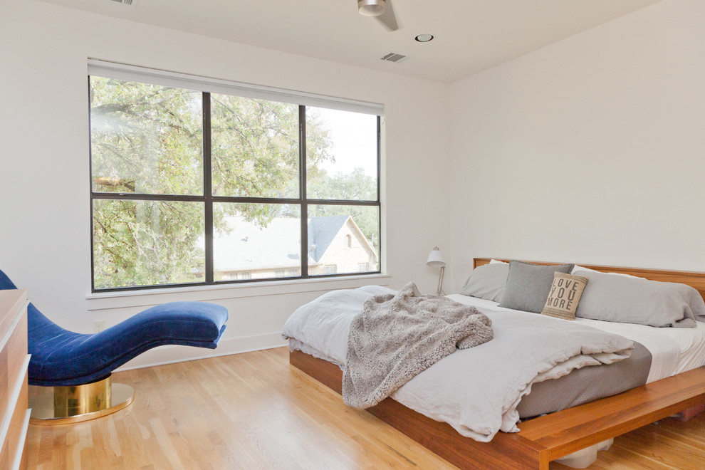 オースティンにあるコンテンポラリースタイルのおしゃれな寝室 (白い壁、淡色無垢フローリング)