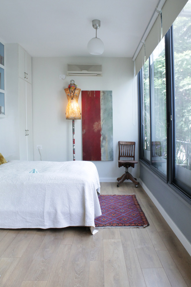 This is an example of an eclectic bedroom in Tel Aviv.