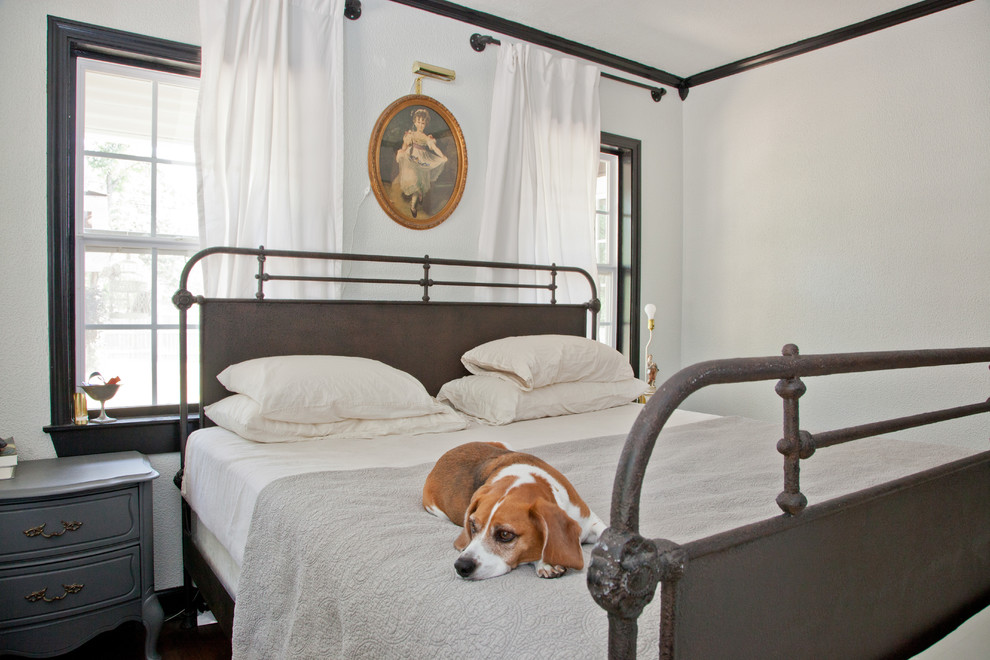 Klassisches Schlafzimmer ohne Kamin mit weißer Wandfarbe in Austin