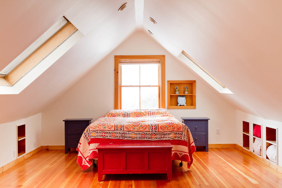 На фото: спальня на мансарде в стиле фьюжн с белыми стенами, паркетным полом среднего тона и оранжевым полом без камина с
