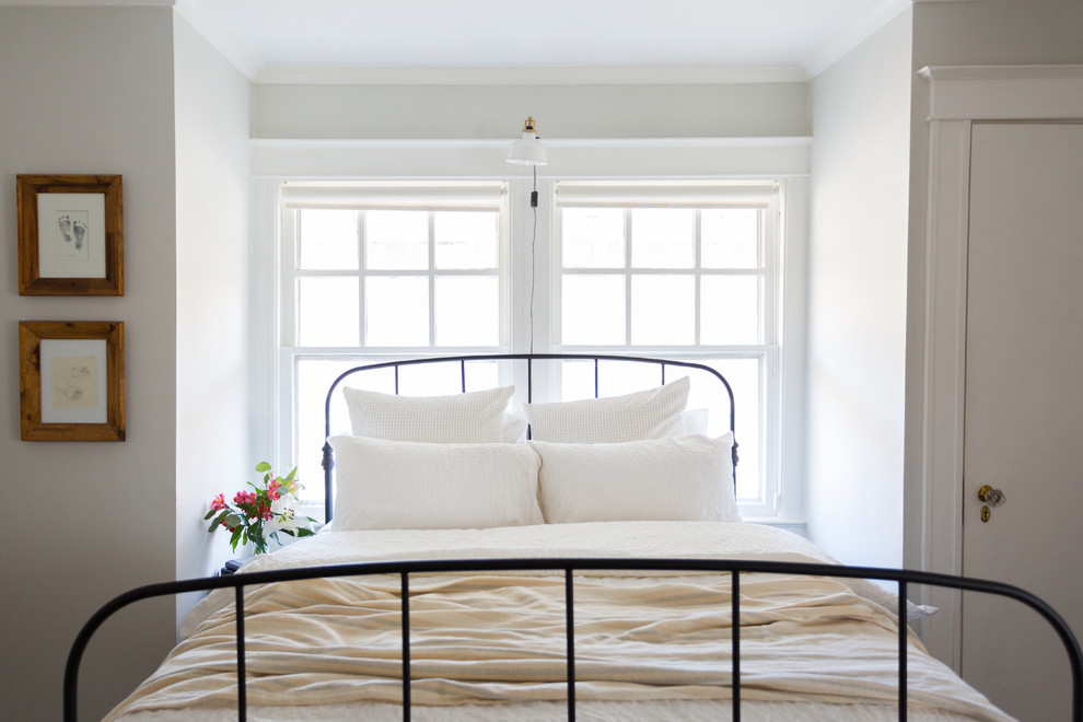 На фото: хозяйская спальня среднего размера в стиле кантри с серыми стенами с