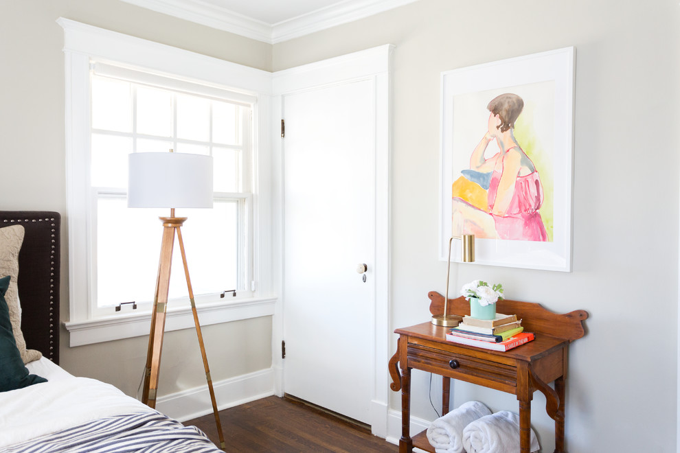 Imagen de habitación de invitados de estilo de casa de campo de tamaño medio con paredes beige