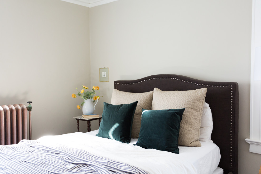 Foto di una camera degli ospiti country di medie dimensioni con pareti beige