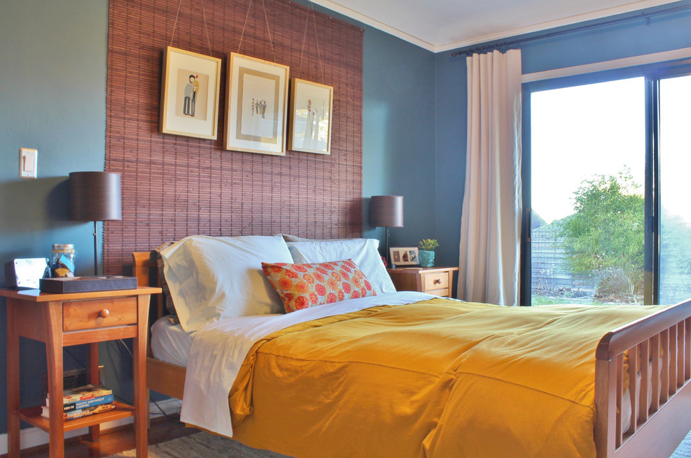Eklektisches Schlafzimmer mit blauer Wandfarbe in Portland