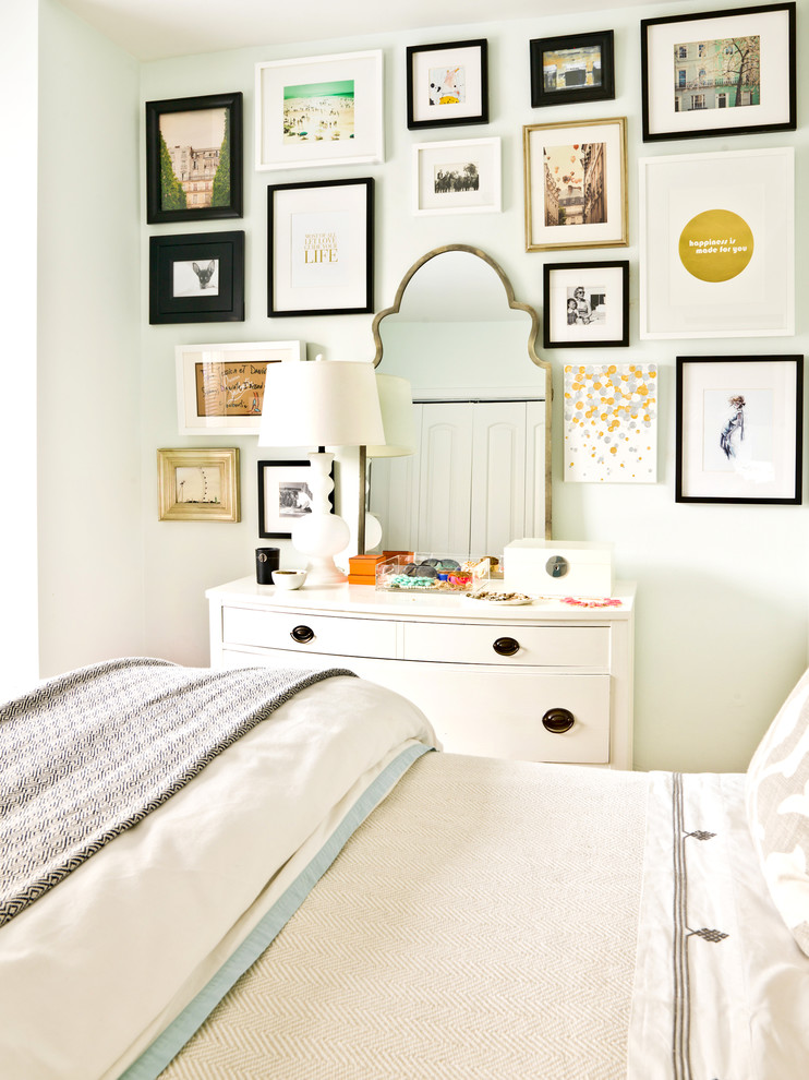 Свежая идея для дизайна: спальня в стиле фьюжн с белыми стенами - отличное фото интерьера