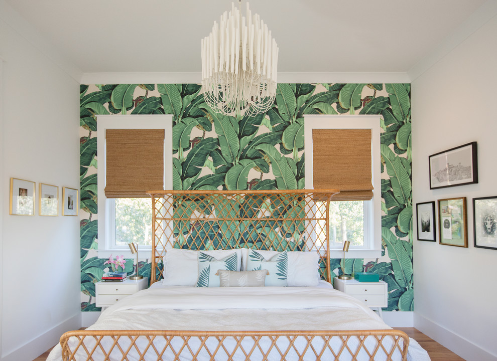 На фото: хозяйская спальня в морском стиле с зелеными стенами, паркетным полом среднего тона и коричневым полом с