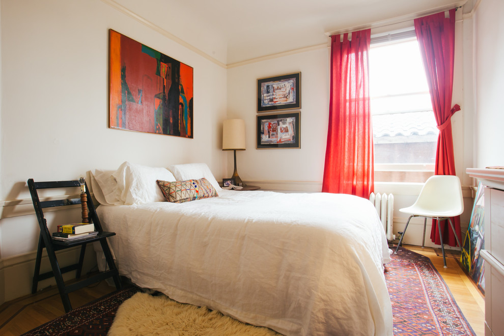 サンフランシスコにあるエクレクティックスタイルのおしゃれな寝室 (赤いカーテン)