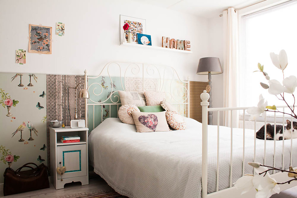 Esempio di una camera da letto stile shabby con pareti multicolore