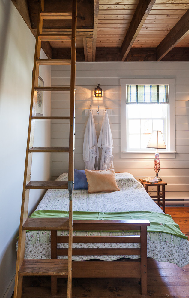 На фото: спальня в морском стиле с белыми стенами, паркетным полом среднего тона и оранжевым полом