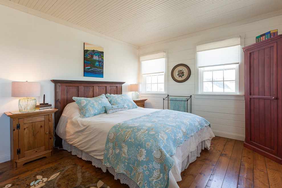 Maritimes Schlafzimmer mit weißer Wandfarbe in Sonstige