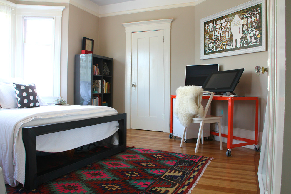 Eklektisches Schlafzimmer mit grauer Wandfarbe in San Francisco