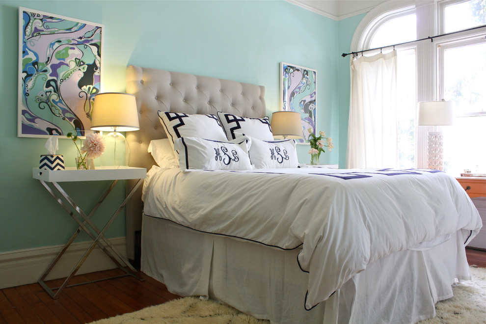 Foto de dormitorio actual con paredes azules y suelo de madera en tonos medios
