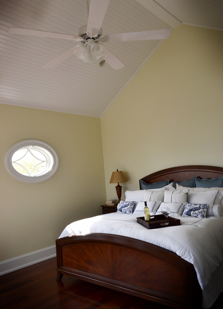 Стильный дизайн: спальня в классическом стиле с желтыми стенами - последний тренд
