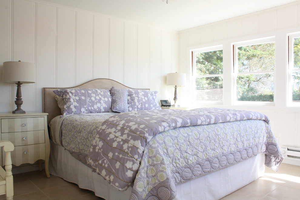 Immagine di una camera da letto tradizionale con pareti bianche