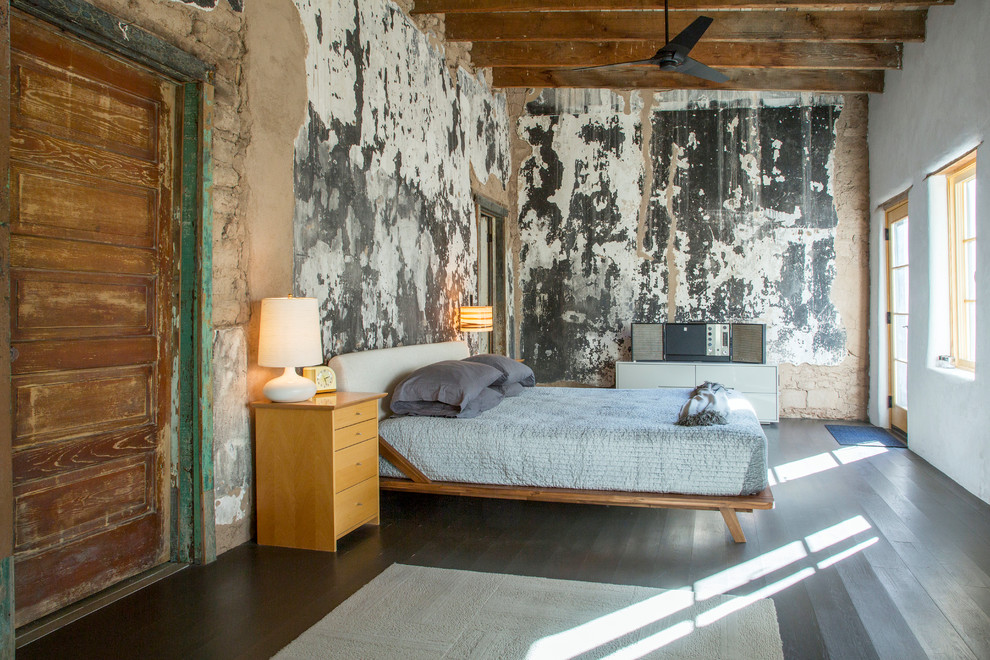 Пример оригинального дизайна: хозяйская спальня в стиле фьюжн с разноцветными стенами и темным паркетным полом