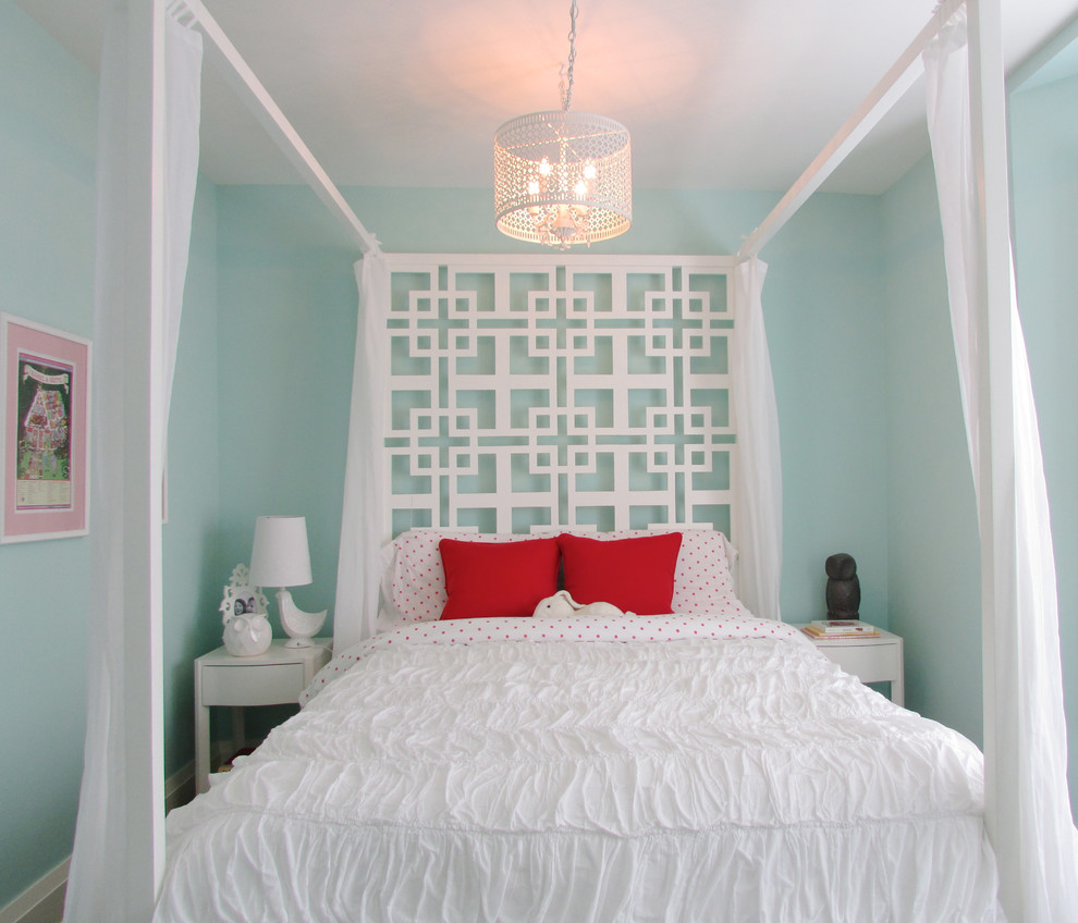 Cette photo montre une chambre tendance avec un mur bleu.