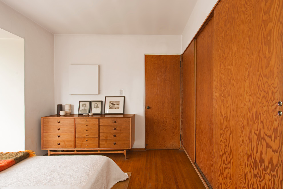 Mid-century modern bedroom photo in Los Angeles