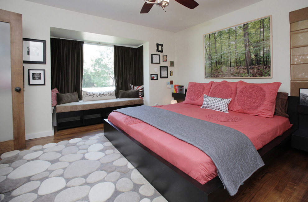 Foto de dormitorio tradicional renovado con paredes blancas y suelo de madera en tonos medios