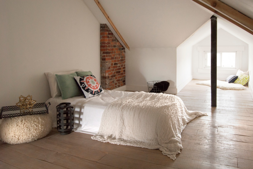 Стильный дизайн: спальня среднего размера на антресоли в стиле фьюжн с белыми стенами и полом из фанеры - последний тренд