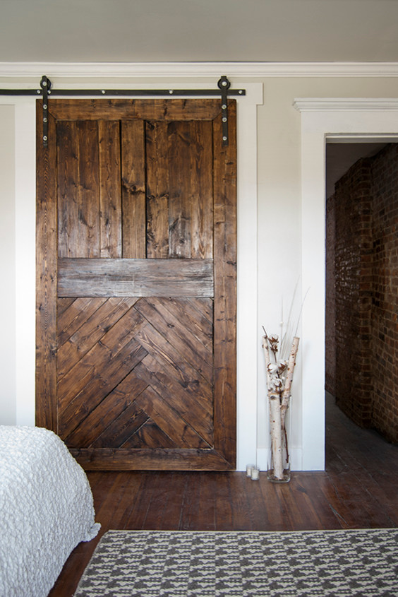 Foto di una camera matrimoniale eclettica di medie dimensioni con pareti beige e pavimento in legno massello medio
