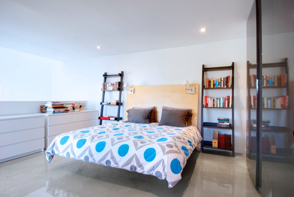 トロントにあるコンテンポラリースタイルのおしゃれな寝室 (白い壁、コンクリートの床)