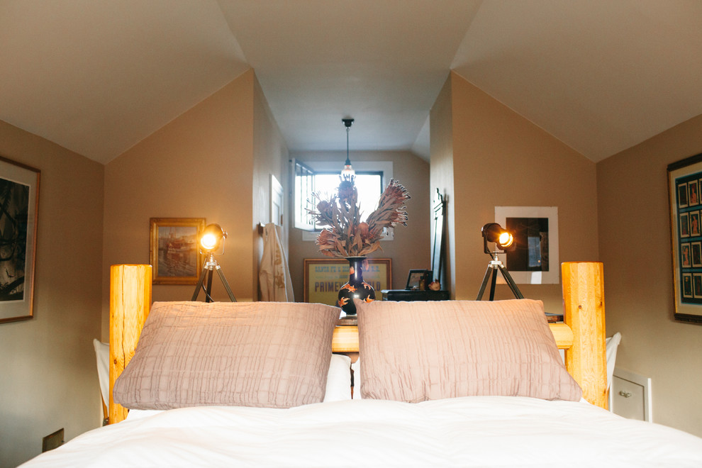 Modelo de dormitorio principal ecléctico pequeño con paredes beige y moqueta