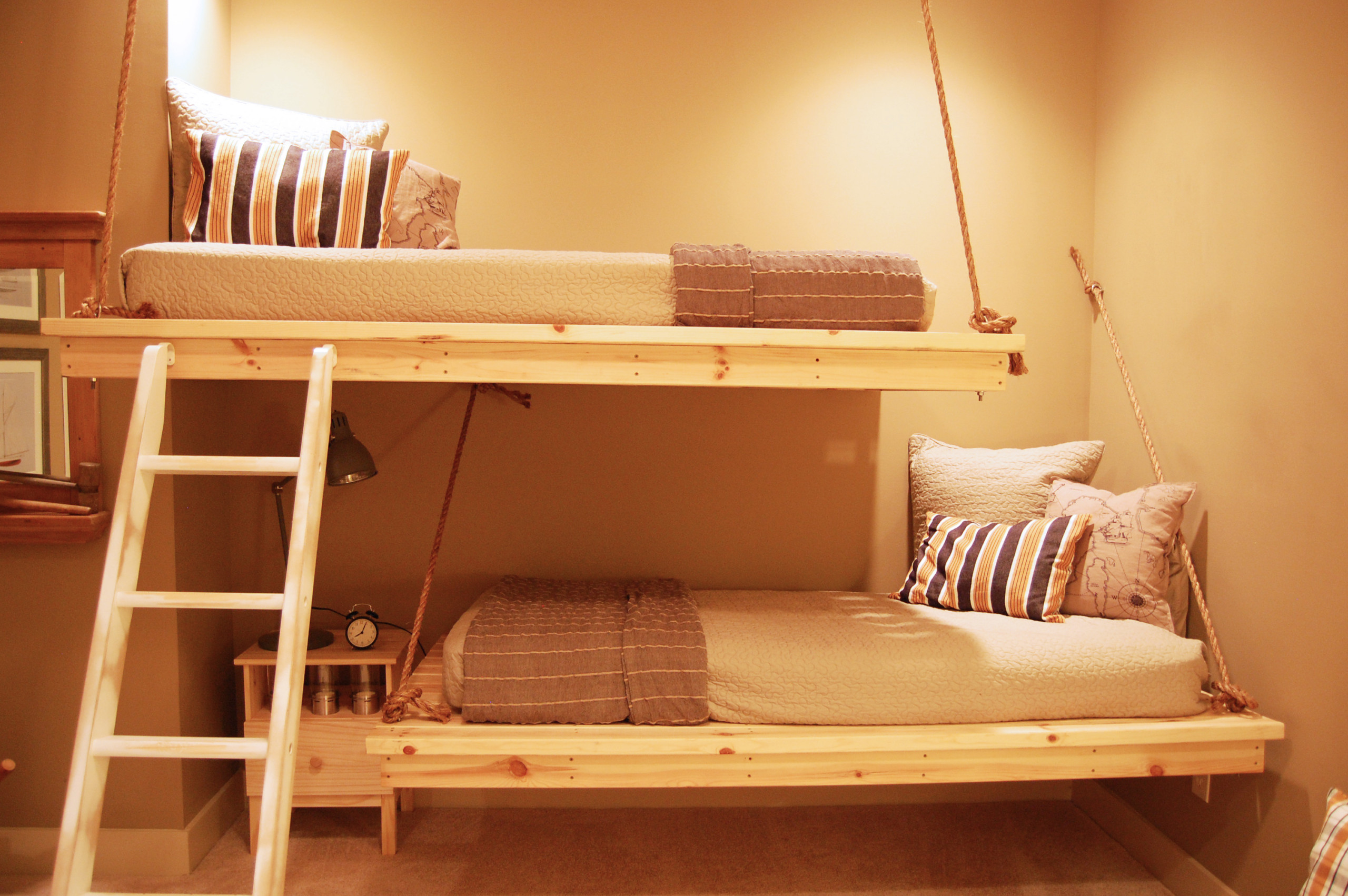 Спать на двухъярусной кровати. Подвесные двухэтажные кровати. Подвесная кровать. Подвесные кровати для детей. Двухъярусная подвесная кровать для детей.