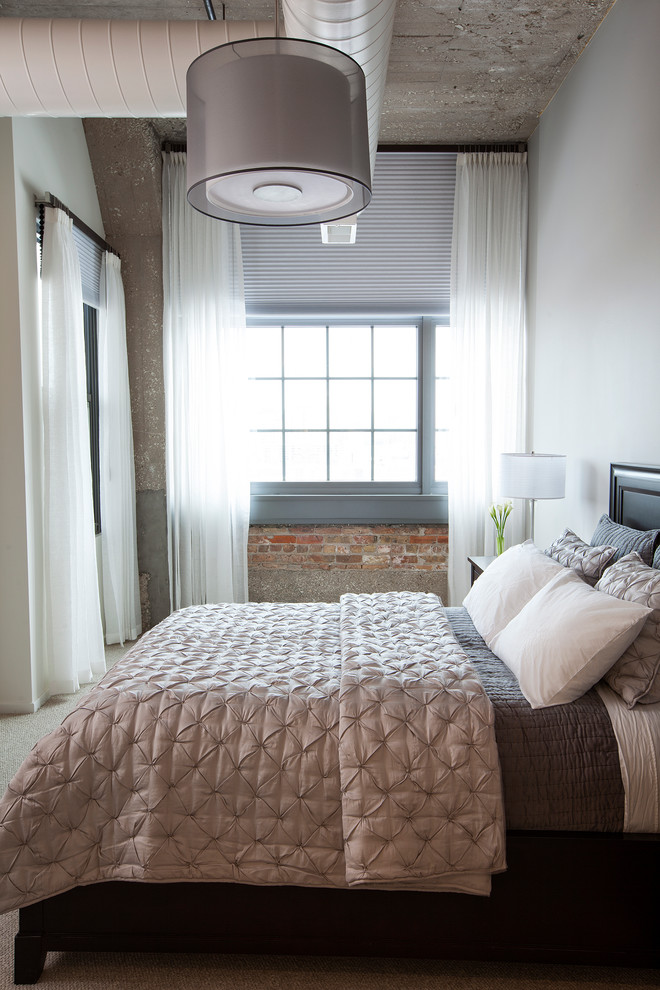 На фото: большая хозяйская спальня в современном стиле с серыми стенами без камина с