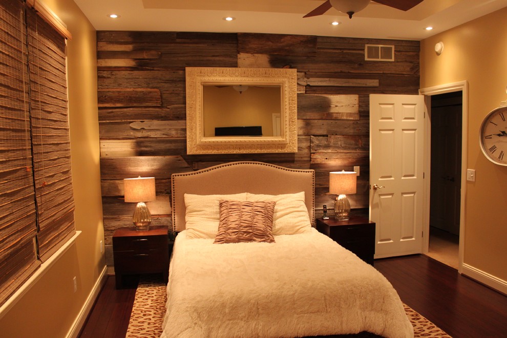 他の地域にある中くらいなトランジショナルスタイルのおしゃれな主寝室 (黄色い壁、竹フローリング、暖炉なし、茶色い床) のインテリア
