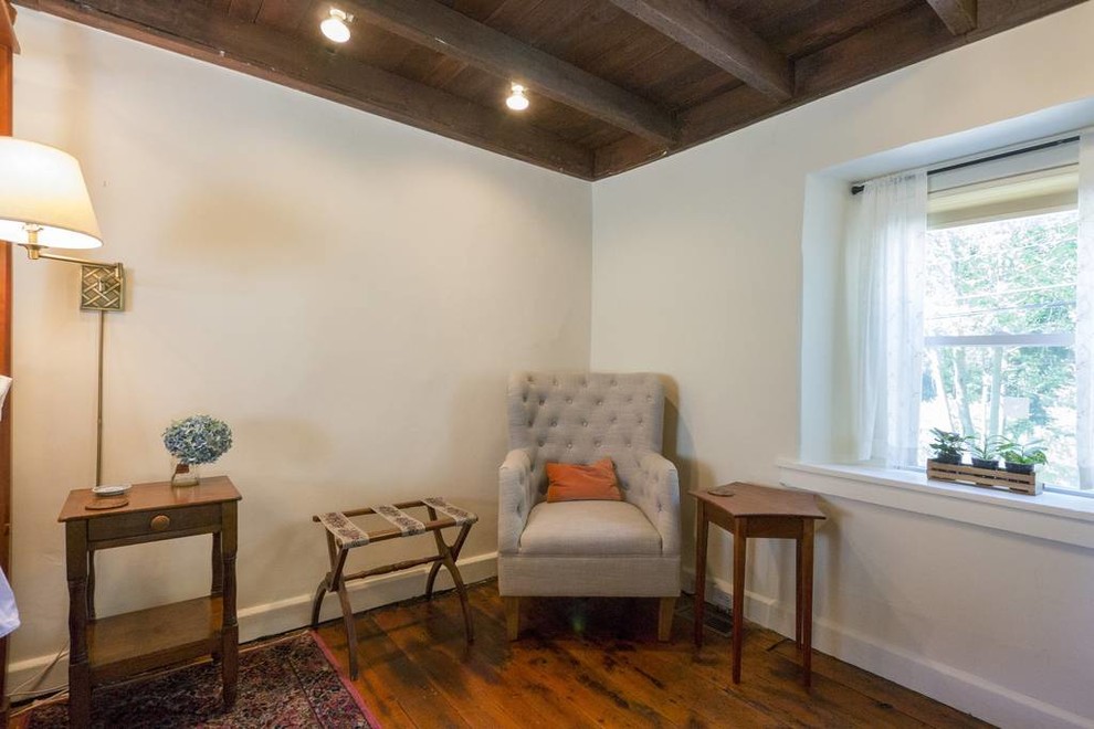 Mittelgroßes Klassisches Hauptschlafzimmer ohne Kamin mit beiger Wandfarbe, braunem Holzboden und braunem Boden in Philadelphia