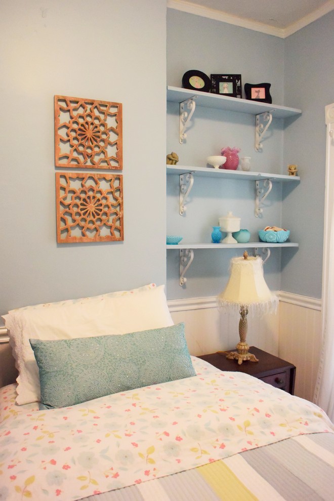 Kleines Klassisches Gästezimmer mit blauer Wandfarbe und braunem Holzboden in Richmond