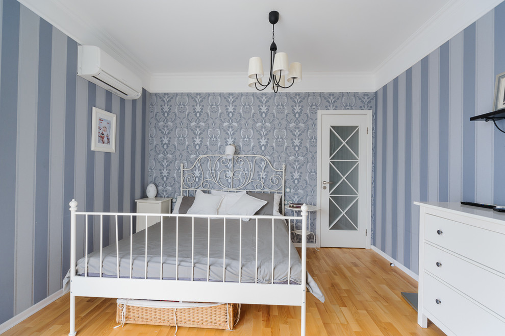 Пример оригинального дизайна: маленькая хозяйская спальня в классическом стиле с серыми стенами и светлым паркетным полом без камина для на участке и в саду