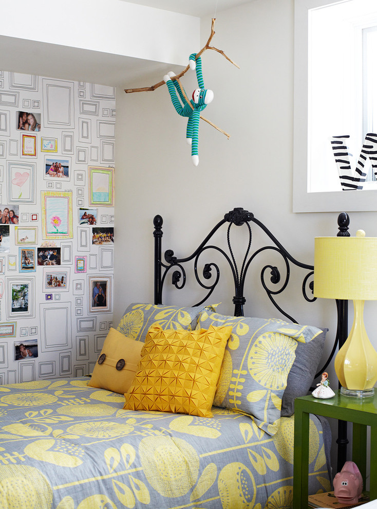 Cette photo montre une chambre grise et jaune chic avec un mur blanc.