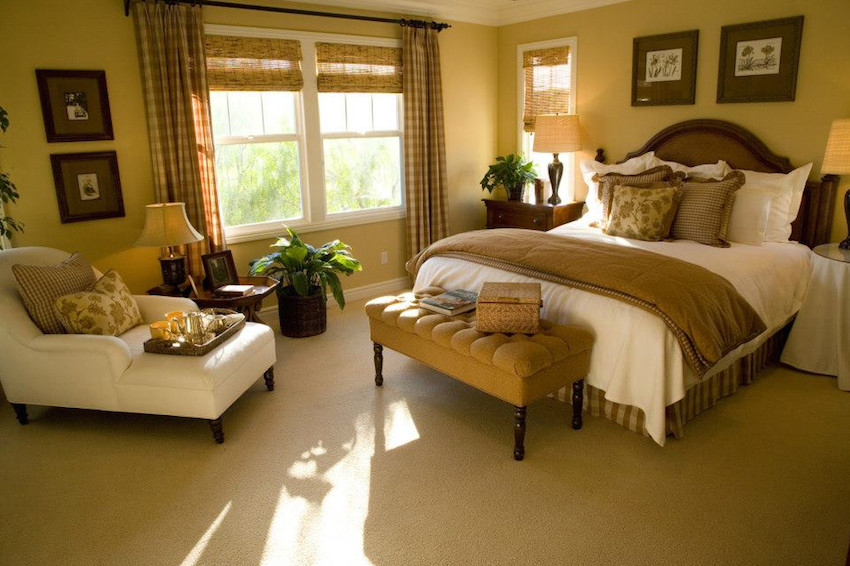 Diseño de dormitorio principal clásico renovado de tamaño medio sin chimenea con paredes beige, moqueta y suelo marrón