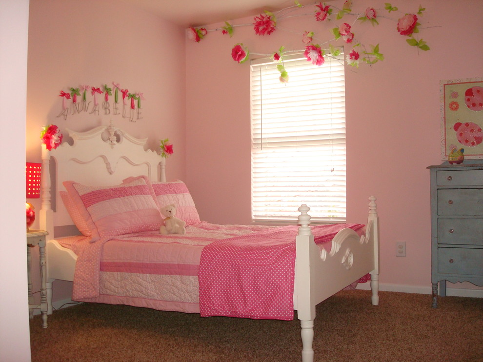 Bedroom - shabby-chic style bedroom idea in Cincinnati