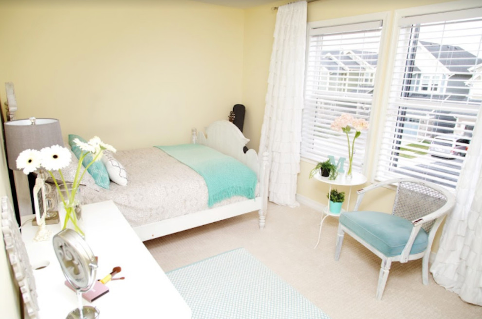 На фото: гостевая спальня среднего размера, (комната для гостей) в стиле неоклассика (современная классика) с желтыми стенами, ковровым покрытием и бежевым полом без камина