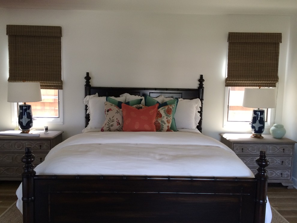 На фото: хозяйская спальня среднего размера в морском стиле с паркетным полом среднего тона и бежевыми стенами без камина с