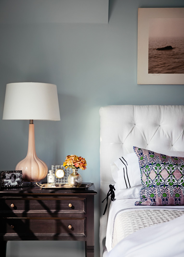 Foto de dormitorio principal campestre con paredes azules, moqueta y suelo beige