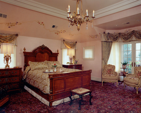Diseño de dormitorio principal clásico de tamaño medio sin chimenea con paredes rosas, moqueta y suelo rosa