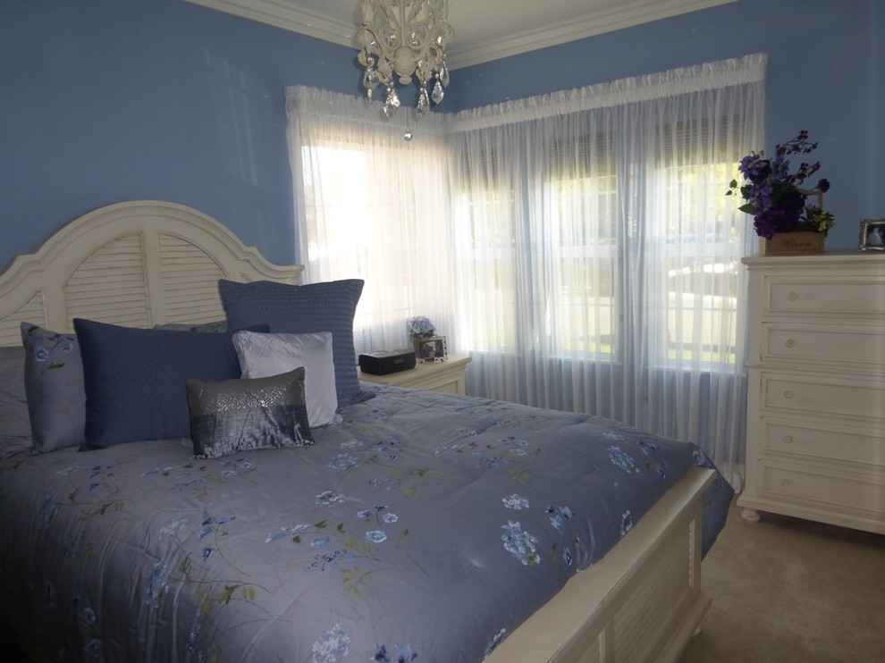 Idee per una camera degli ospiti shabby-chic style di medie dimensioni con pareti blu, moquette e nessun camino