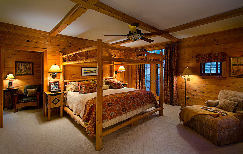 Свежая идея для дизайна: хозяйская спальня в стиле рустика с коричневыми стенами и ковровым покрытием - отличное фото интерьера