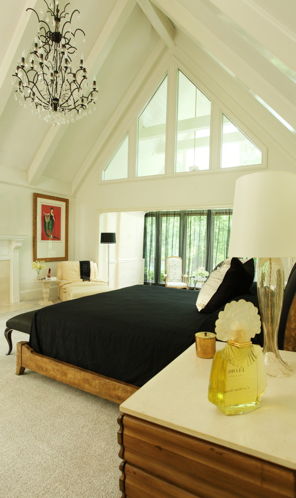 На фото: большая хозяйская спальня в современном стиле с белыми стенами и ковровым покрытием с