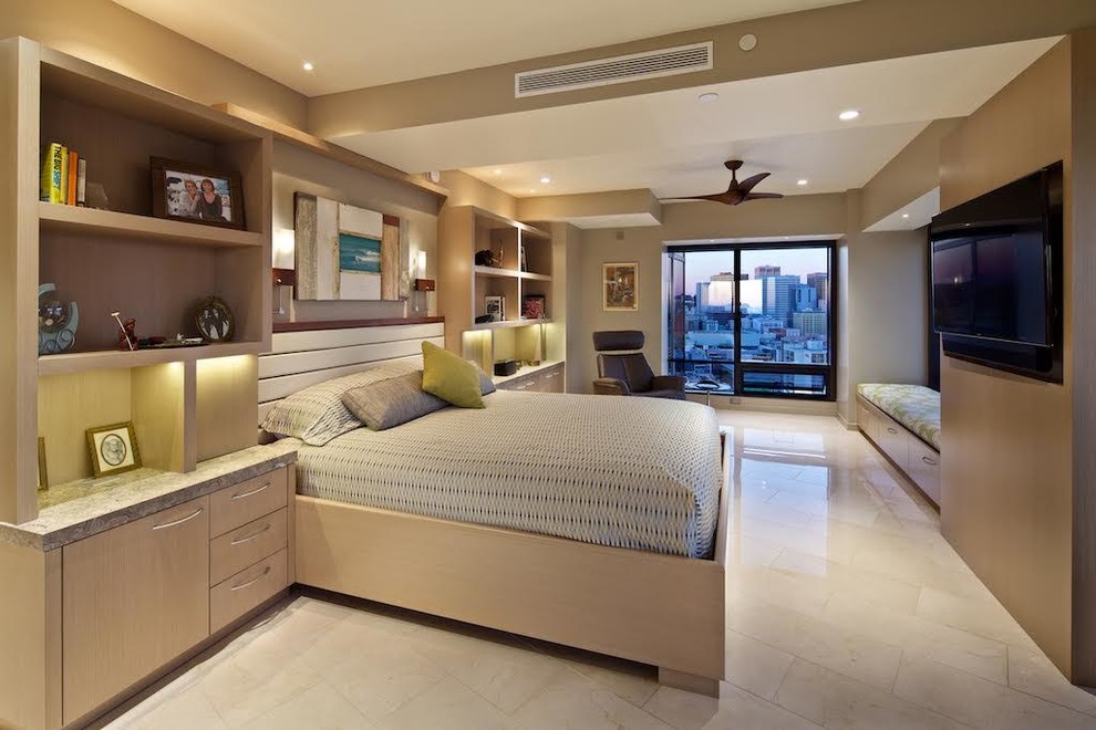 Foto de dormitorio principal actual de tamaño medio sin chimenea con paredes beige, suelo de mármol y suelo blanco